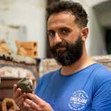 Non ci resta ora che andare a visitare i figuli. Le nostre guide scelgono di portarci da un giovane, da una donna e da un anziano. Il primo � il 39enne Francesco Laforgia, rutiglianese che ha aperto il suo �Laboratorio d�Arte� in Piazza Cesare Battisti nel 2013
